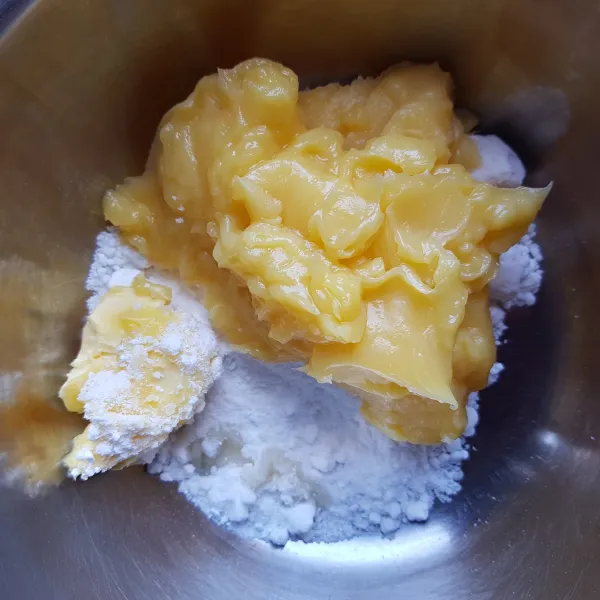 Masukkan mentega, gula halus dan vanilla essence ke dalam wadah, kemudian mixer dengan kecepatan rendah dan tercampur rata (jangan terlalu lama,asal tercampur rata saja).