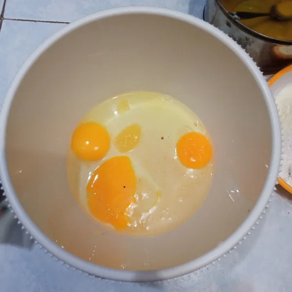 Campur gula, telur, vanila pasta dan SP
