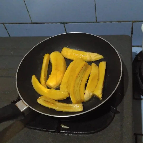 Panggang pisang dengan margarin.