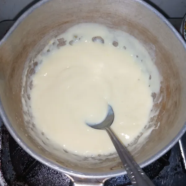 Campur semua bahan custard menjadi satu, masak dengan api sedang sambil diaduk hingga mengental dan meletup letup matikan api.