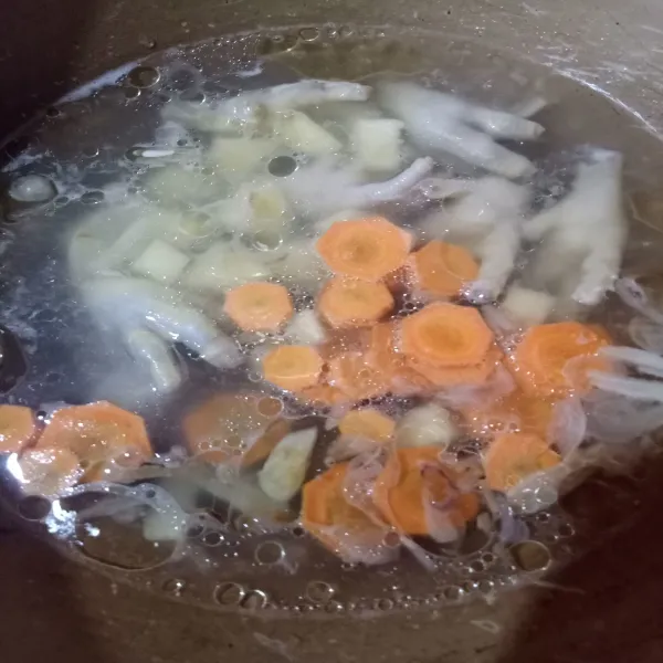 Tambahkan wortel dan kentang masak sampai mendidih
