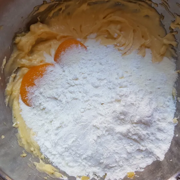 Kemudian masukkan kuning telur, tepung maizena dan susu bubuk. Mixer kembali hingga tercampur rata. Matikan mixer.