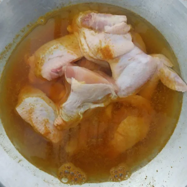 Masukkan ayam dan air serta beri garam, merica, kaldu ayam, dan ketumbar