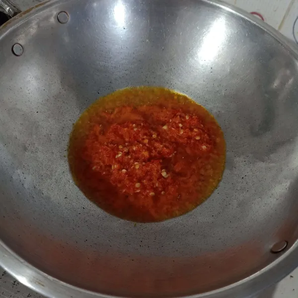 Panaskan sedikit minyak, tumis bumbu halus sampai matang dan berminyak