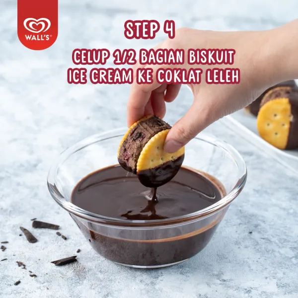 Celupkan setengah bagian ice cream sandwich ke dalam coklat yang sudah dilelehkan.