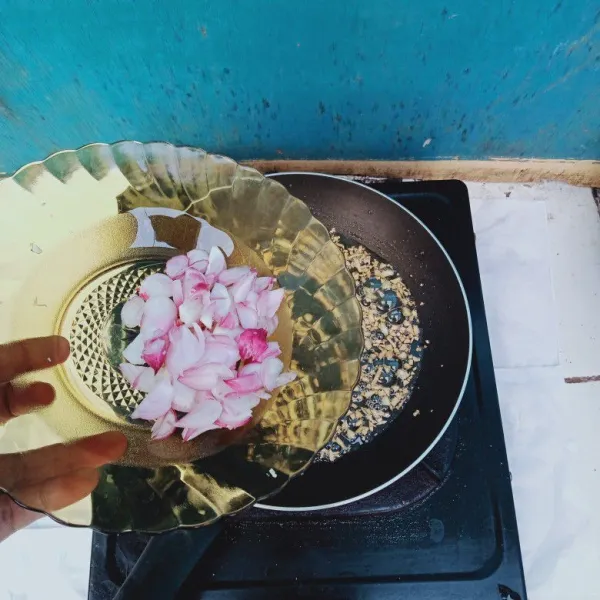 Masukkan bawang merah, tumis sampai layu