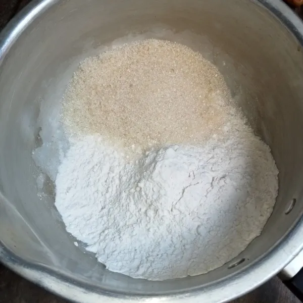 Campur tepung hunkwe, gula pasir dan garam.