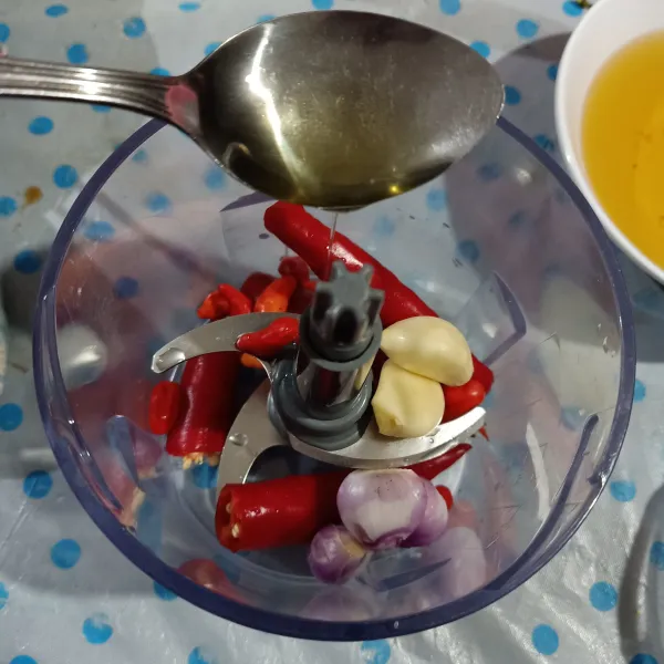 Potong-potong cabe, masukkan dalam chopper dan tambahkan minyak goreng