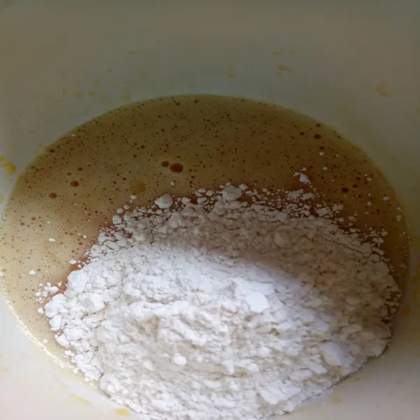 Masukan tepung terigu, baking soda dan baking powder yang sudah diayak ke dalam adonan telur, aduk rata pakai wiski
