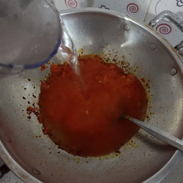Masukkan air, masak hingga mendidih