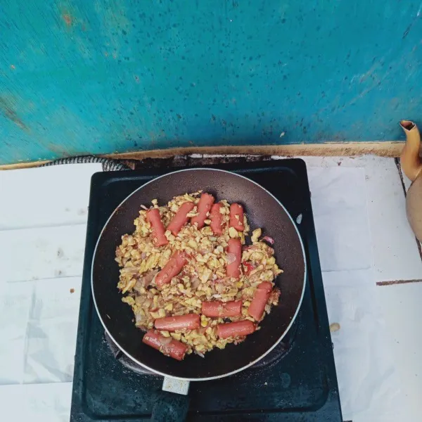 Tumis sampai air menyusut dan agak kering, tidak disarankan penggunaan garam karena kaldu sudah asin