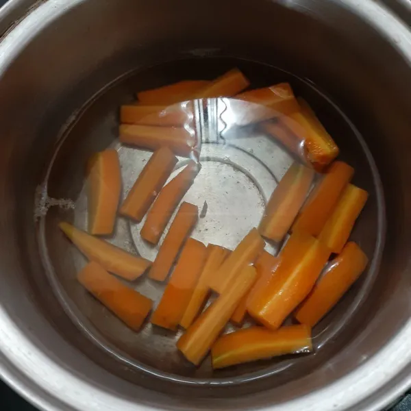 Seasoning dengan lada, garam dan kaldu bubuk. Jika kuah sudah menyusut dan daging empuk, matikan api