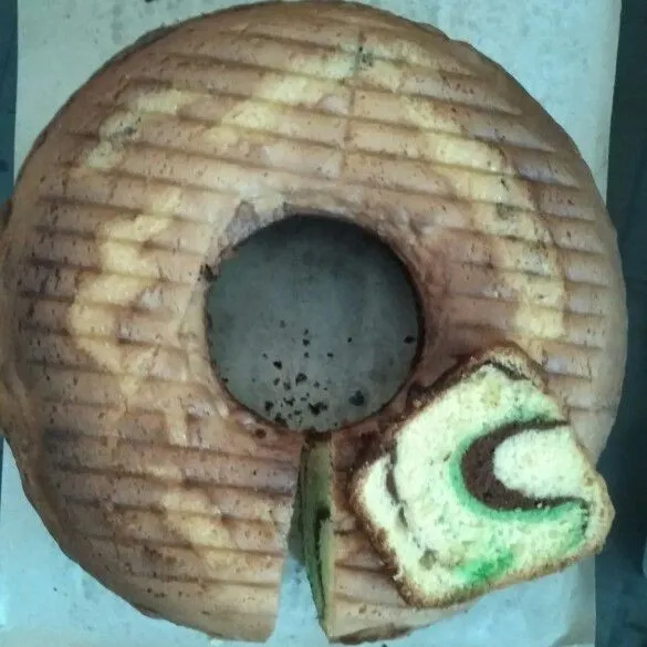 Angkat dan dinginkan. Potong-potong setelah dingin.