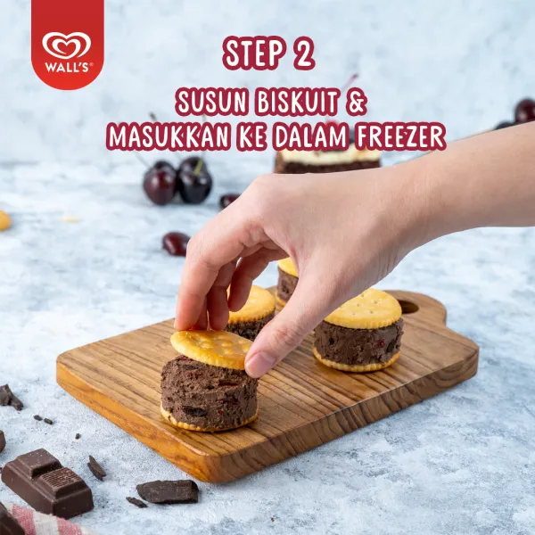 Susun biskuit kemudian simpan dalam freezer hingga membeku lagi.