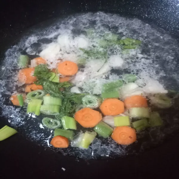 Masukkan sayur wortel, buncis, daun bawang dan seledri.