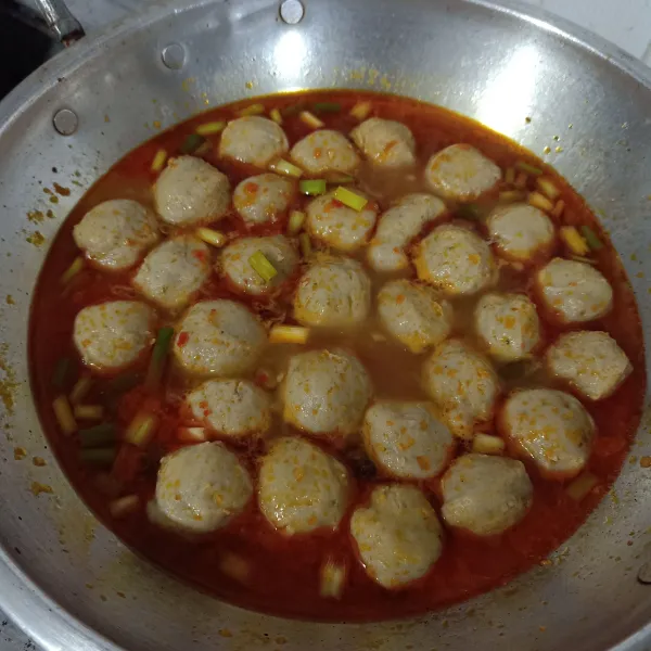 Masak sampai matang dan mendidih kembali, sajikan dengan taburan seledri dan perasan jeruk nipis