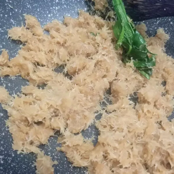 Masak sampai semua tercampur rata dan sudah tidak terlalu basah, koreksi rasa.