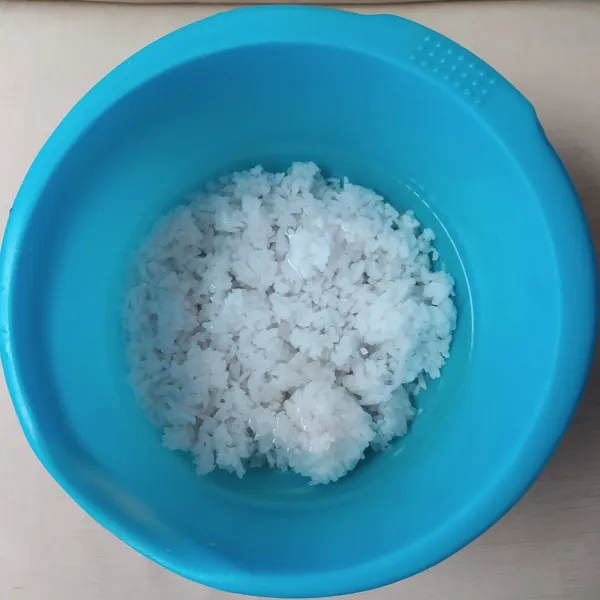 Rendam sisa nasi minimal sampai 1 jam agar nasi lebih mengembang