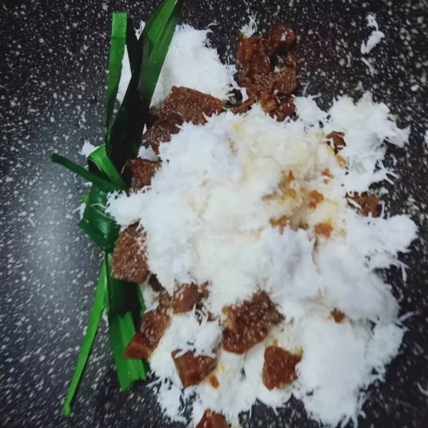 Campur semua bahan isian, aduk-aduk sampai gula larut dan tercampur rata.