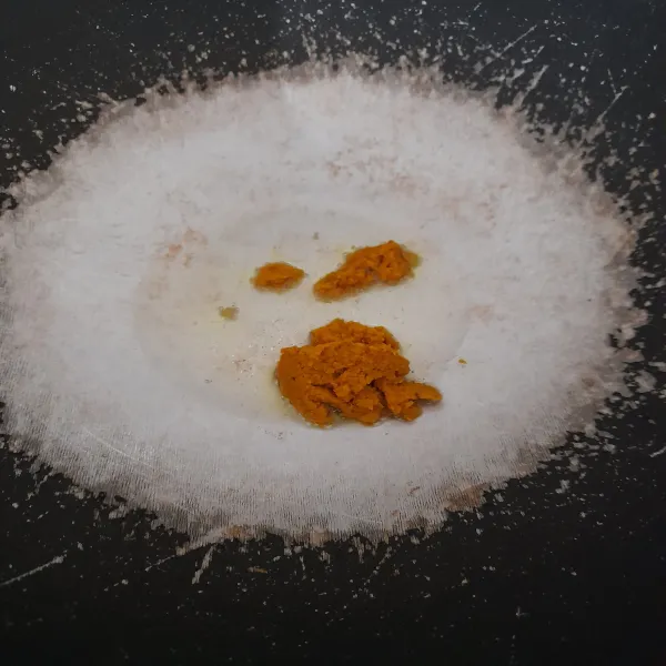Tumis bumbu halus, masukkan potongan wortel, masak hingga layu.