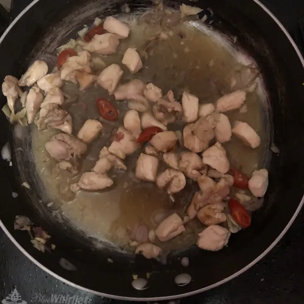 Tumis bawang merah, bawang putih dan cabe merah besar sampai harum. Tambahkan ayam dan beri bumbu masukkan air tunggu sampai ayam matang.