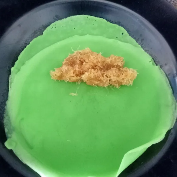 Ambil 1 sendok sayur, kemudian buat dadaran di teflon datar. Gunakan sampe adonan habis. Ambil satu kulit isi dengan isian gulung lalukan sampai adonan abis.