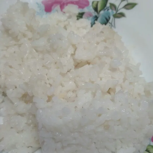 Siapkan nasi yang sudah dimasak