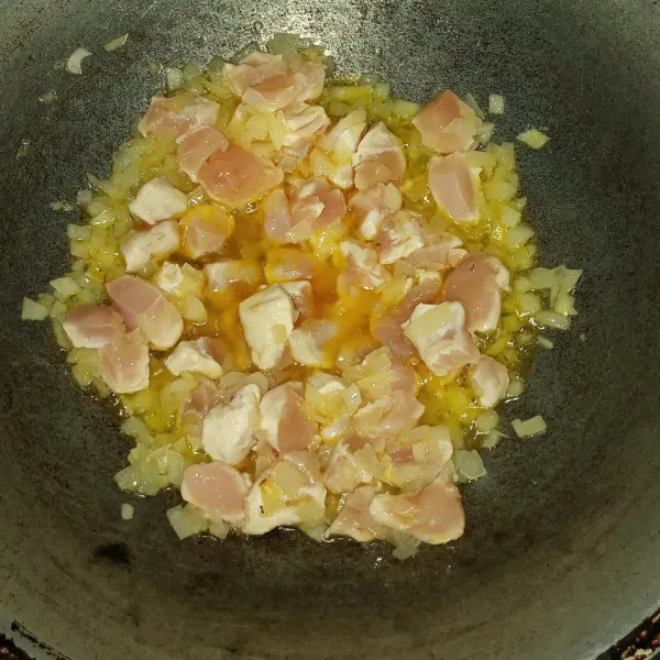 Panaskan mentega/margarin, tumis bawang bombay cincang sampai transparan. Masukkan potongan ayam. Masak sampai berubah warna.