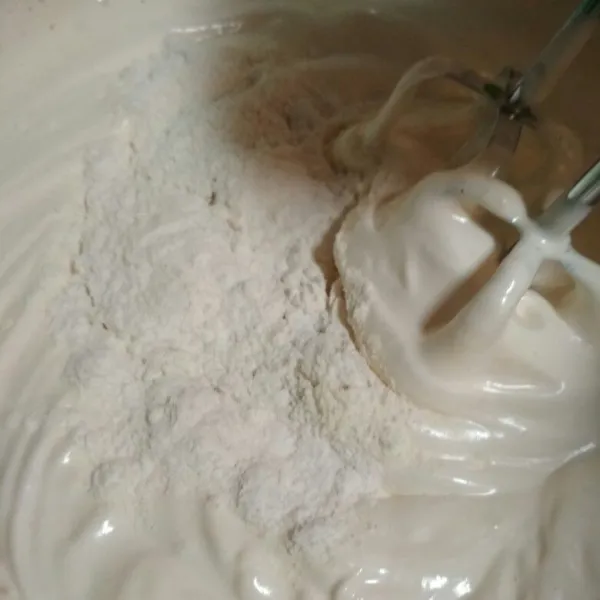 Masukkan susu bubuk dan tepung terigu sedikit demi sedikit sambil di mixer dengan speed rendah hingga rata