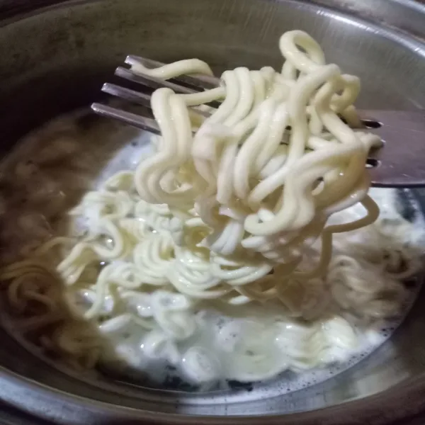 Rebus mie hingga setengah empuk, angkat dan tiriskan.
