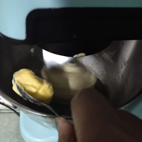 Setelah setengah kalis masukkan margarin dan garam kemudian blender sampai kalis elastis