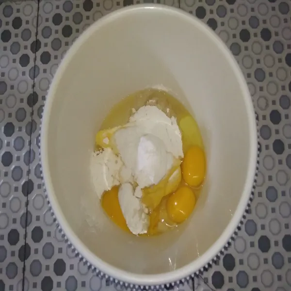 Campur margarin, gula tepung, kuning  telur dan baking soda. Mixer hingga lembut mengembang.