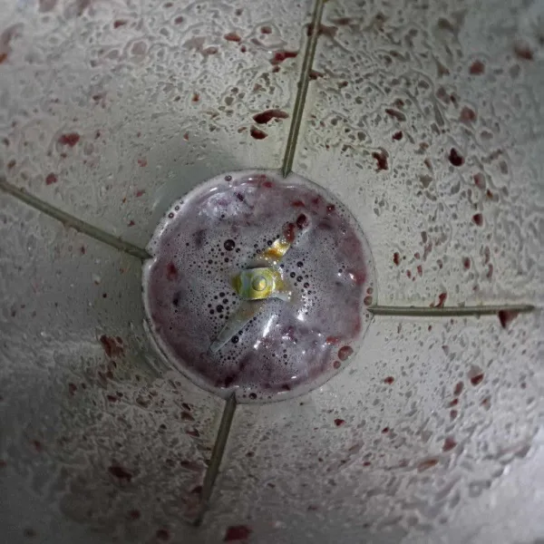Blender halus atau masih bertekstur kacang merah, sesuai selera.