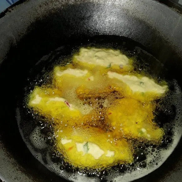 Panaskan minyak goreng, lalu goreng ampal hingga kuning kecoklatan.