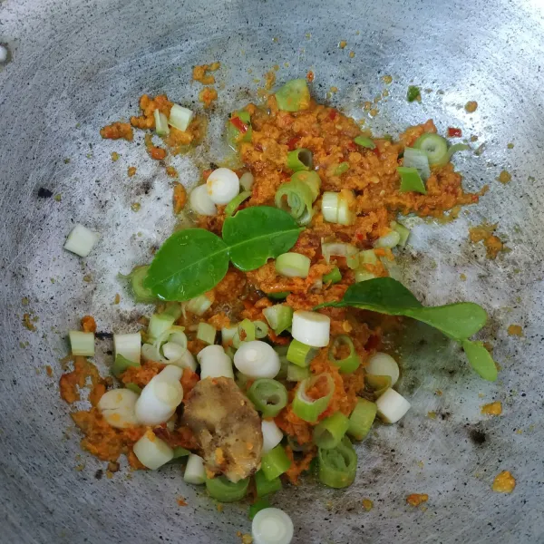 Tumis bumbu halus, daun bawang, daun jeruk dan lengkuas sampai harum dan matang.