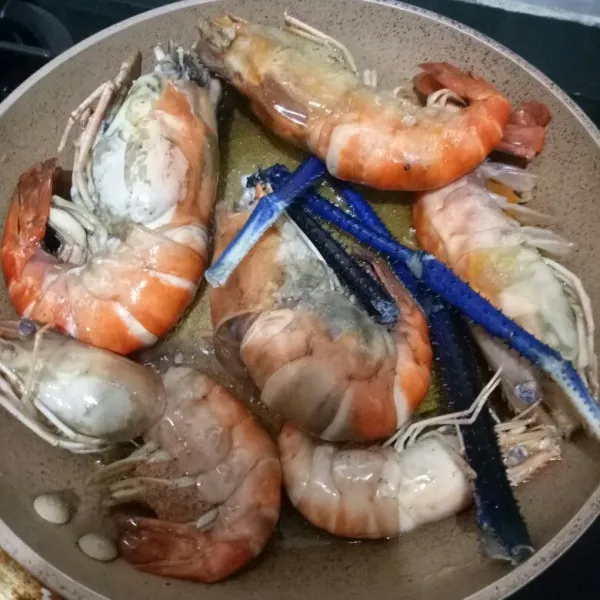 Goreng udang galah polosan tanpa bumbu, hanya sampai berubah berwarna merah
