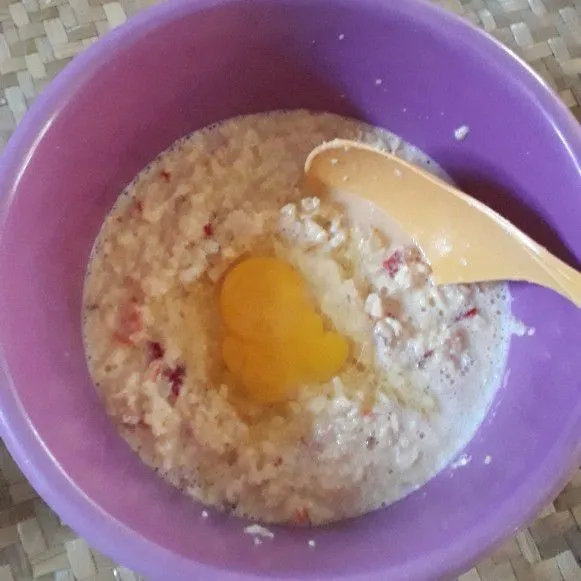 Tuang jagung yang telah di blender pada baskom, tambahkan telur dan aduk rata.