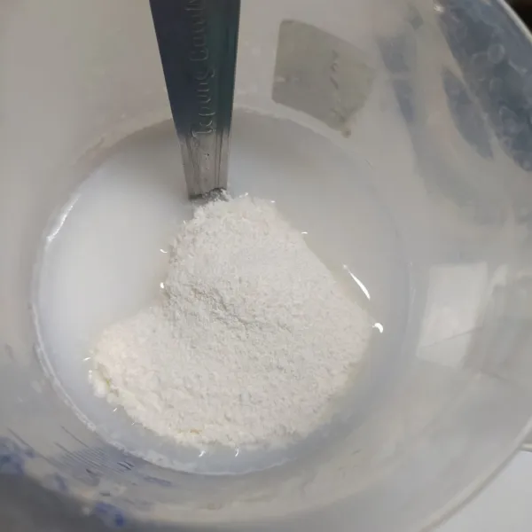 Kuah susu : larutkan air panas, krimer bubuk dan susu kental manis. Dinginkan.