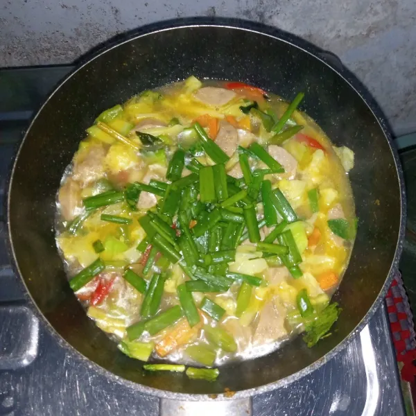 Masukkan daun bawang. Aduk rata. Masak sebentar. Icip rasa. Angkat dan sajikan.