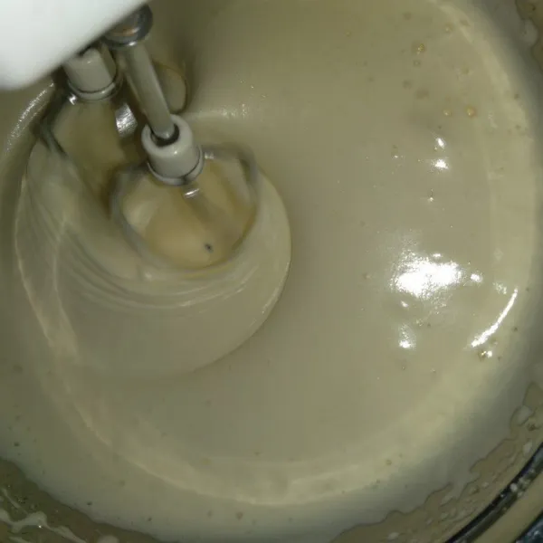 Mixer dengan kecepatan maximal hingga putih kental berjejak.