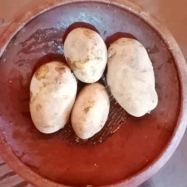 Sediakan 4 buah kentang. Kupas dan potong dadu.