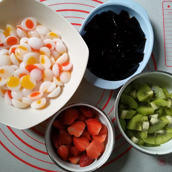 Siapkan semua bahan isian, jelly dan buah-buahan. Simpan di kulkas.