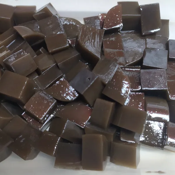 Potong dadu jelly kopi, sisihkan.