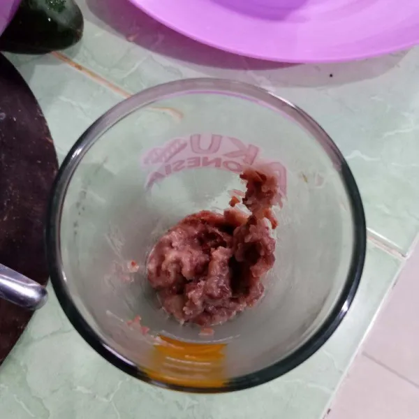 Masukkan kacang merah dalam gelas.
