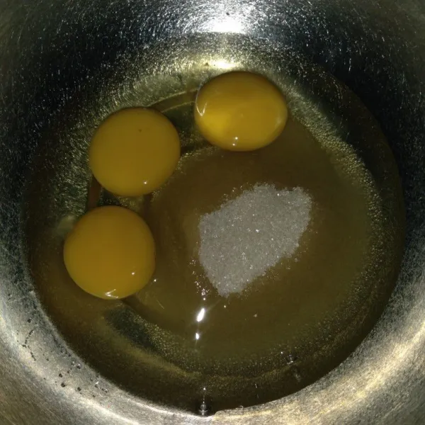 Siapkan telur dan gula dalam wadah.