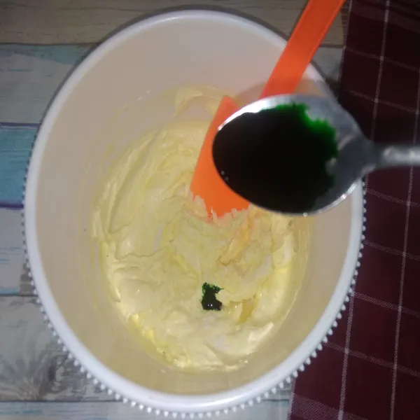 Kocok dengan mixer margarin, gula, telur dan baking soda hingga lembut selama -/+ 5-7 menit. Kemudian tambahkan pasta pandan. Kocok hingga rata