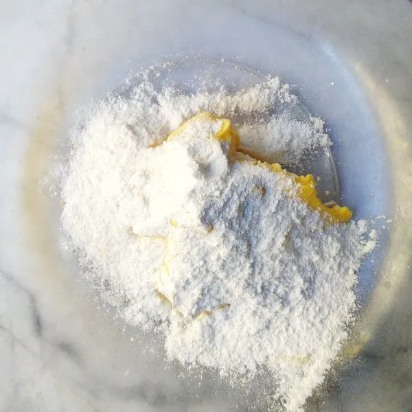 Mixer mentega dan gula hingga lembut.