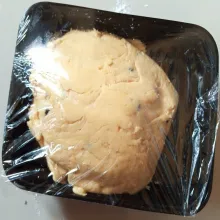 simpan dalam wadah tutup dengan plastik wrab simpan dilemari es kurang lebih 1jam atau semalaman.