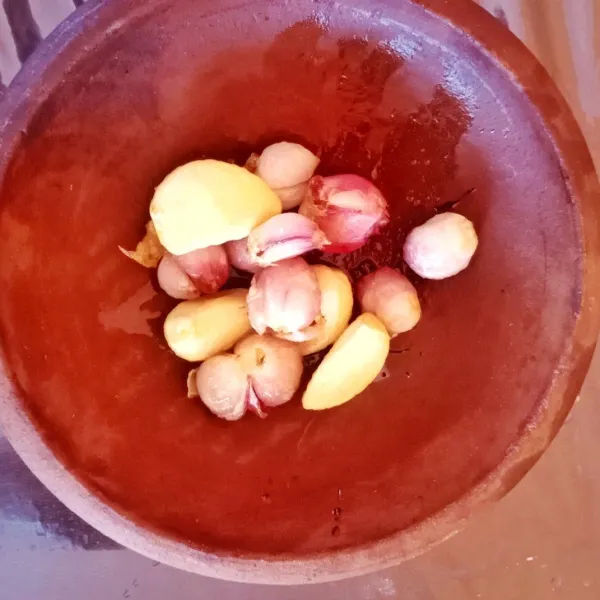 Goreng bawang merah dan bawang putih.