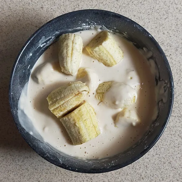 Masukan pisang, aduk rata.